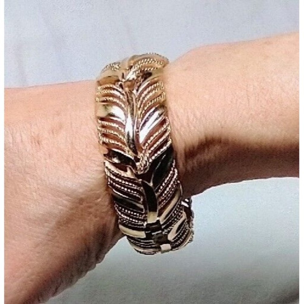 Crown Trifari Leaf Link Gold Tone Bracelet Signed Shiny & Textured